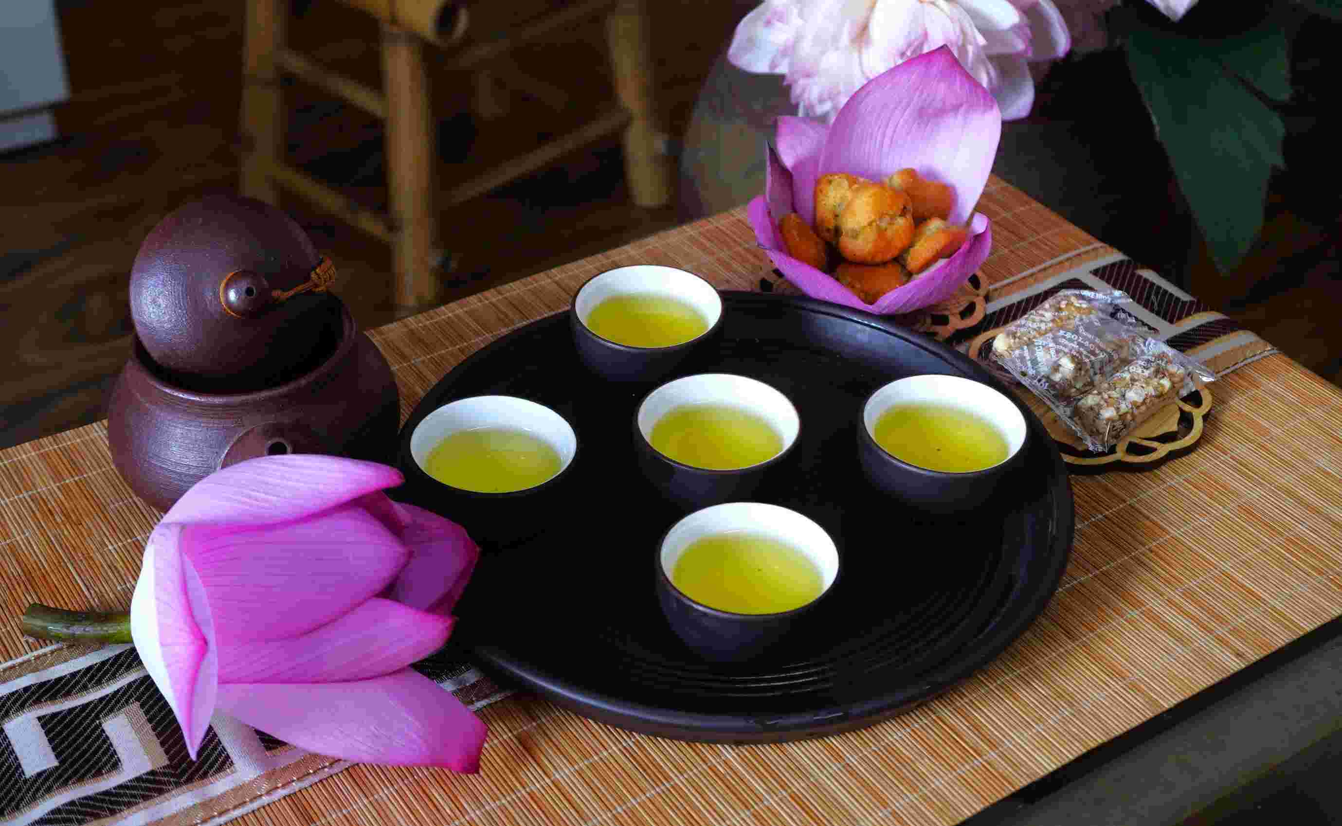 Trà sen không chỉ là thức uống, mà còn là một nét tinh hoa văn hóa Việt. Ảnh: Minh Vũ