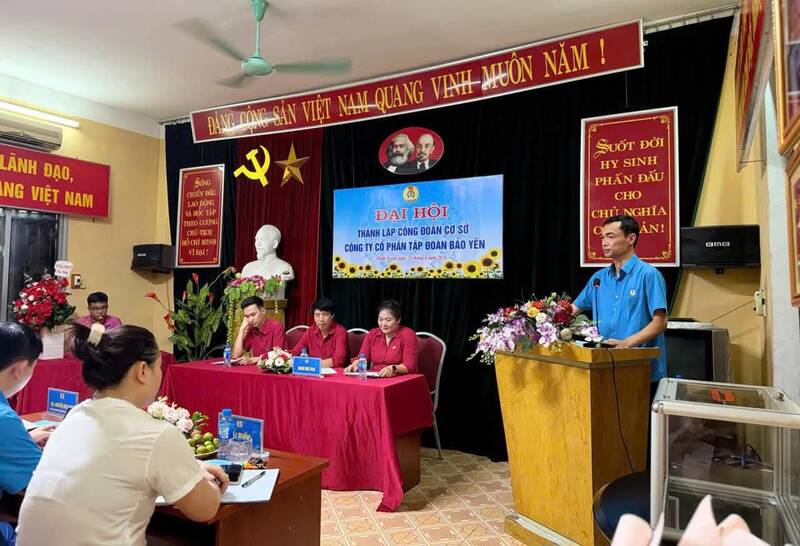 Ông Nguyễn Hữu Trúc - Phó Chủ tịch Thường trực LĐLĐ tỉnh Tuyên Quang phát biểu tại hội nghị. Ảnh: Công đoàn Tuyên Quang