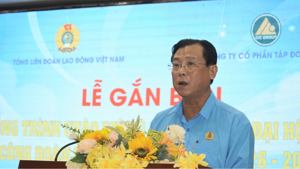 Phó Chủ tịch LĐLĐ tỉnh An Giang Nguyễn Nhật Tiến phát biểu tại buổi lễ. Ảnh: Nguyên Anh