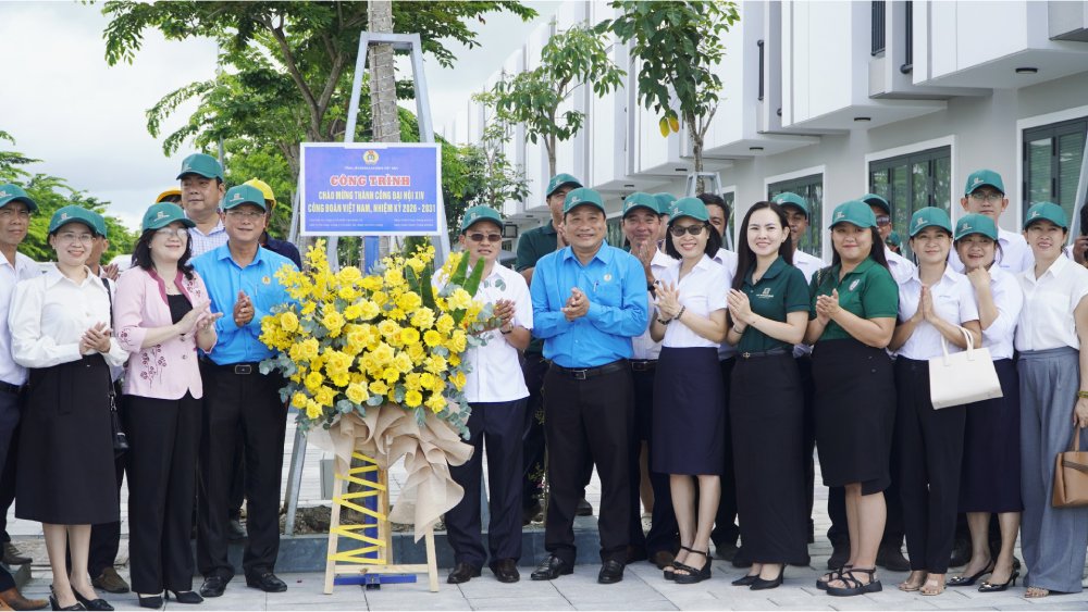 Đại biểu tham dự lễ gắn biển công trình. Ảnh: Nguyên Anh