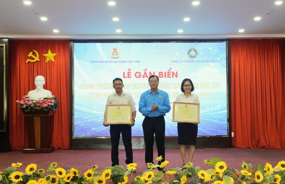 Dịp này, Ban Chấp hành Tổng LĐLĐ Việt Nam trao Bằng khen cho 1 tập thể, 1 cá nhân có thành tích xuất sắc trong phong trào thi đua chào mừng Đại hội XIV Công đoàn Việt Nam. Ảnh: Nguyên Anh