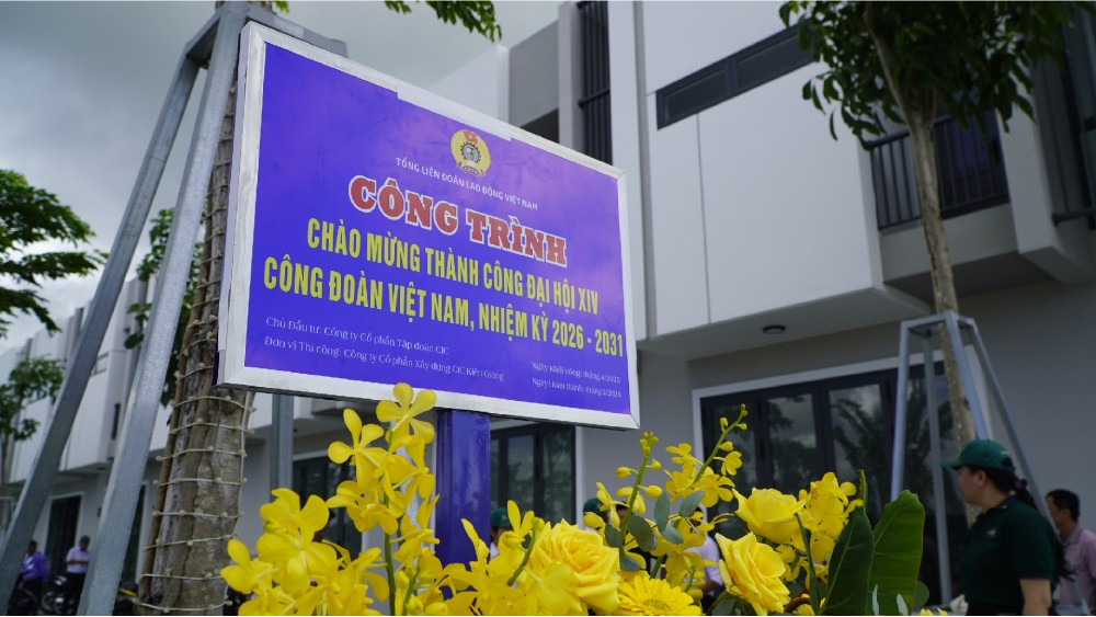 Attaching building signs of the General Confederation of Construction Works of CIC Boulevard project (Residential Road No. 2). Photo: Nguyen Anh