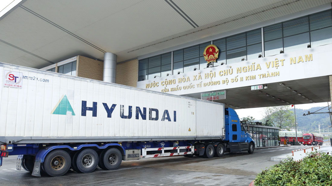 Việc xuất khẩu quả vải tươi qua Cửa khẩu Quốc tế đường bộ số II Kim Thành được đảm bảo thông suốt. Ảnh: Cổng TTĐT Lào Cai 