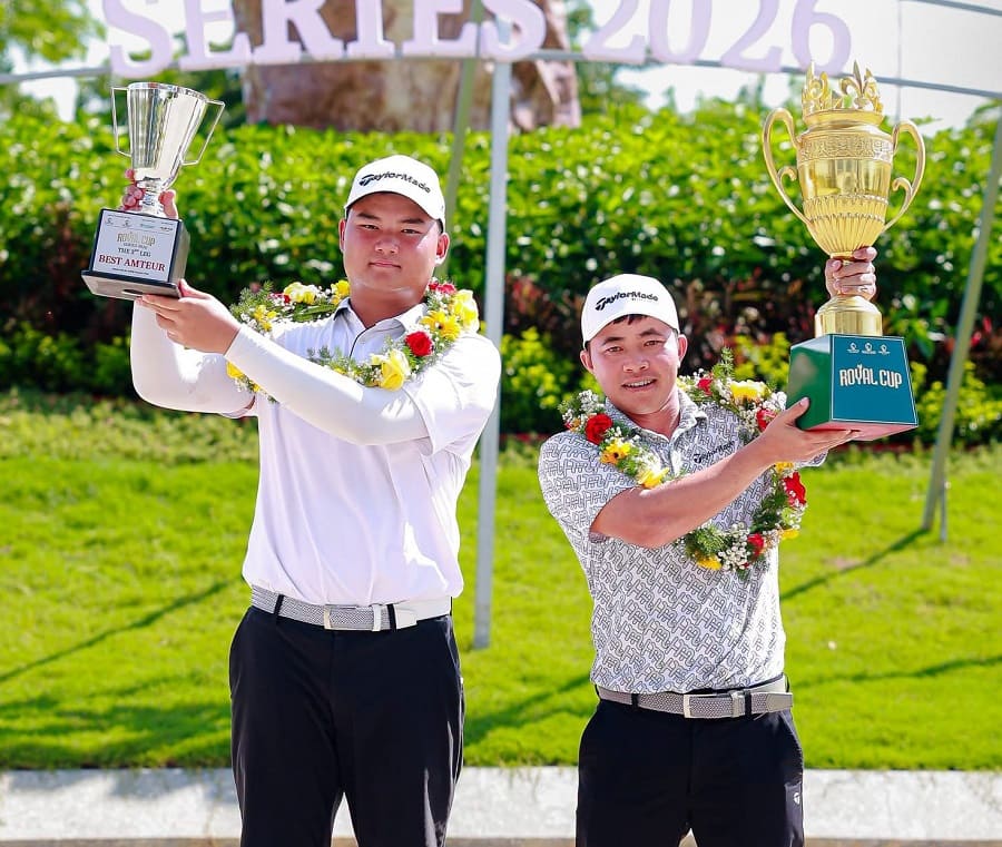 Le golfeur Trần Thế Bảo (à gauche) et Nguyễn Hữu Quyết reçoivent les prix lors de la 2e étape du tournoi Royal Cup Series 2026. Photo: VGA