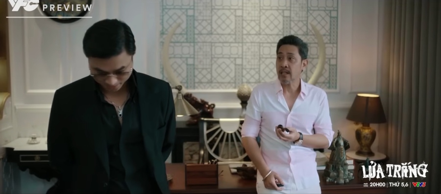 Cương nghi ngờ Mai chính là con gái thất lạc của lão Công vì sợi dây chuyền bí ẩn. Ảnh: VFC. 