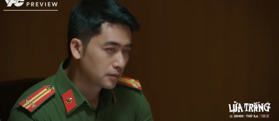 Cương bị công an điều tra trong tập 3 phim “Lửa trắng“. Ảnh: VFC 