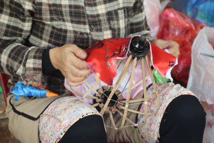 Những công đoạn tạo nên một chiếc đèn lồng. Ảnh: Nguyễn Linh