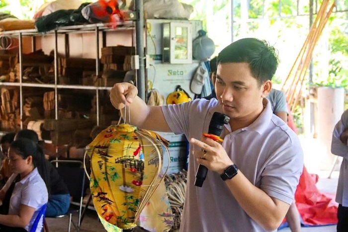 Mr. Le Vinh Ha (Dien Ban ward, Da Nang city) decided to return to his hometown to do the traditional lantern making profession of his family. Photo: Nguyen Linh