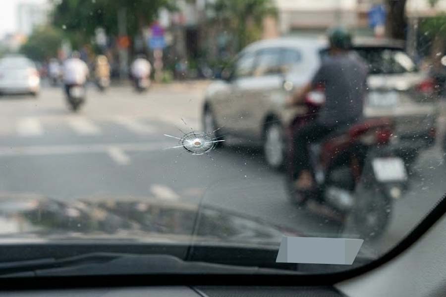 Car owners should handle cracks on the windshield early to save costs and ensure safety when driving. Photo: Cat Tien