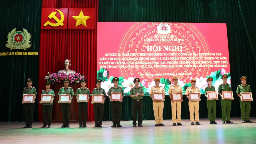 Đại tá Lê Văn Quý, Phó Giám đốc Công an tỉnh An Giang trao Giấy khen cho các tập thể, cá nhân có thành tích xuất sắc trong quá trình triển khai thực hiện mô hình tổ chức Công an địa phương 2 cấp. Ảnh: Tiến Dũng