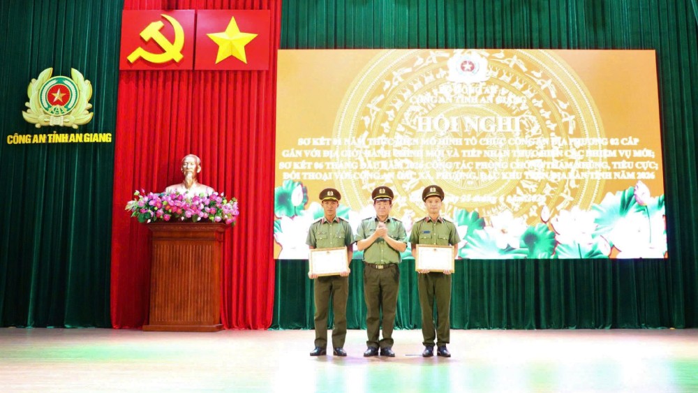 El General de División Nguyễn Văn Hận, Director de la Policía Provincial de An Giang, entrega Certificados de Mérito del Departamento a personas con logros sobresalientes en la coordinación y participación en el movimiento de todo el pueblo para proteger la seguridad nacional. Foto: Tiến Dũng