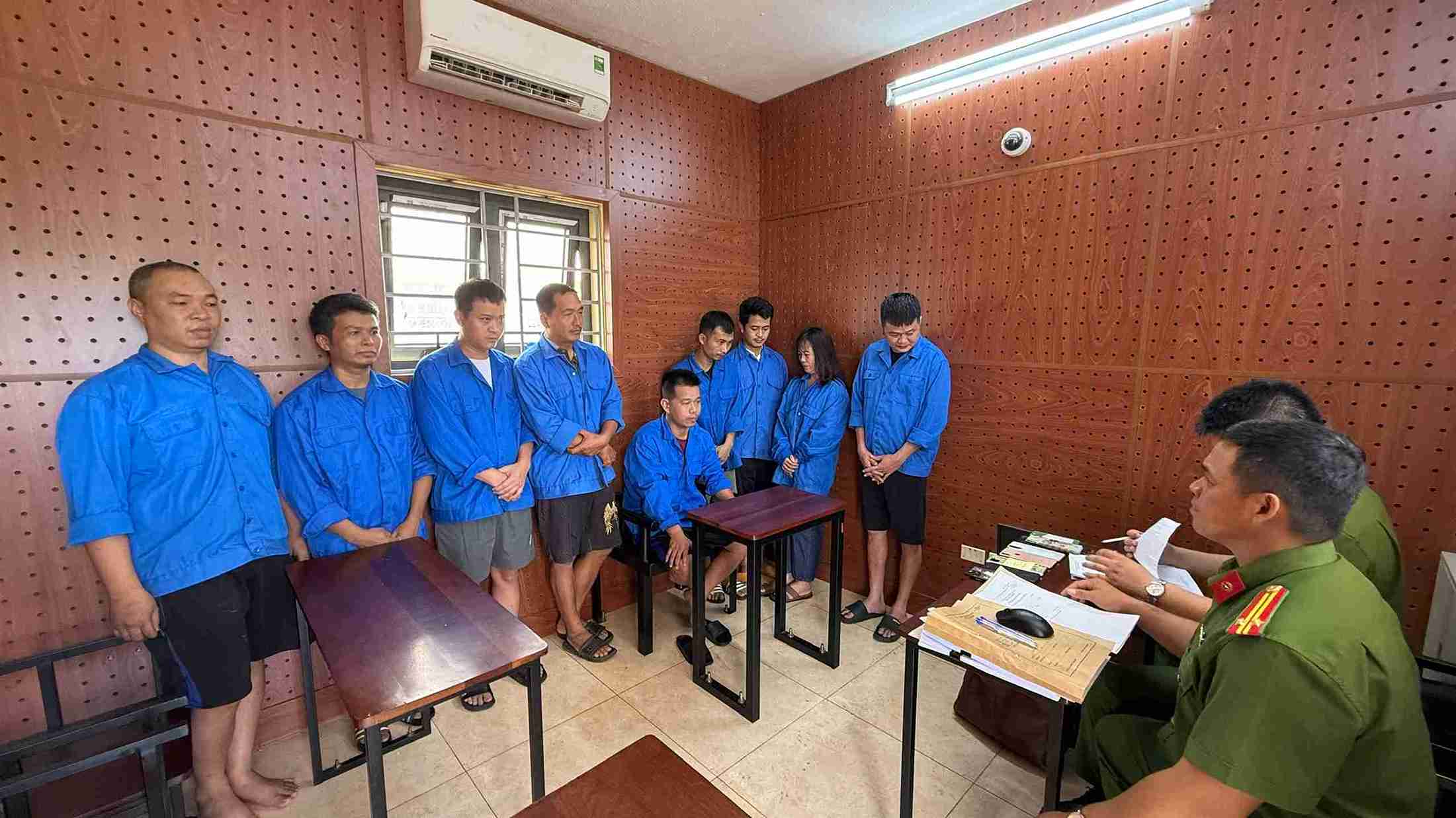 Lực lượng chức năng triệt phá đường dây cá độ bóng đá liên tỉnh, xử lý các đối tượng có liên quan. Ảnh: Công an cung cấp