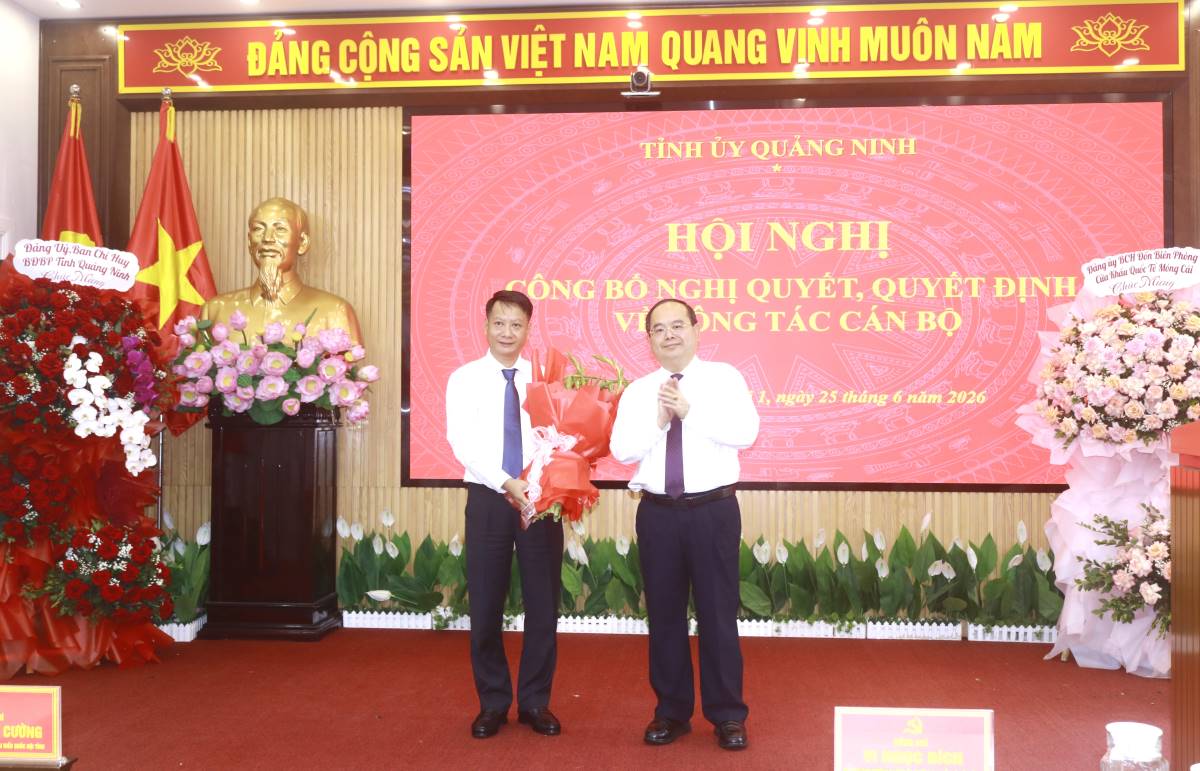 Mr. Quan Minh Cuong - Member of the Party Central Committee, Secretary of the Provincial Party Committee, Head of the Quang Ninh Provincial National Assembly Delegation - presents flowers to congratulate Mr. Ho Quang Huy (left). Photo: People's Committee of Mong Cai 1 Ward