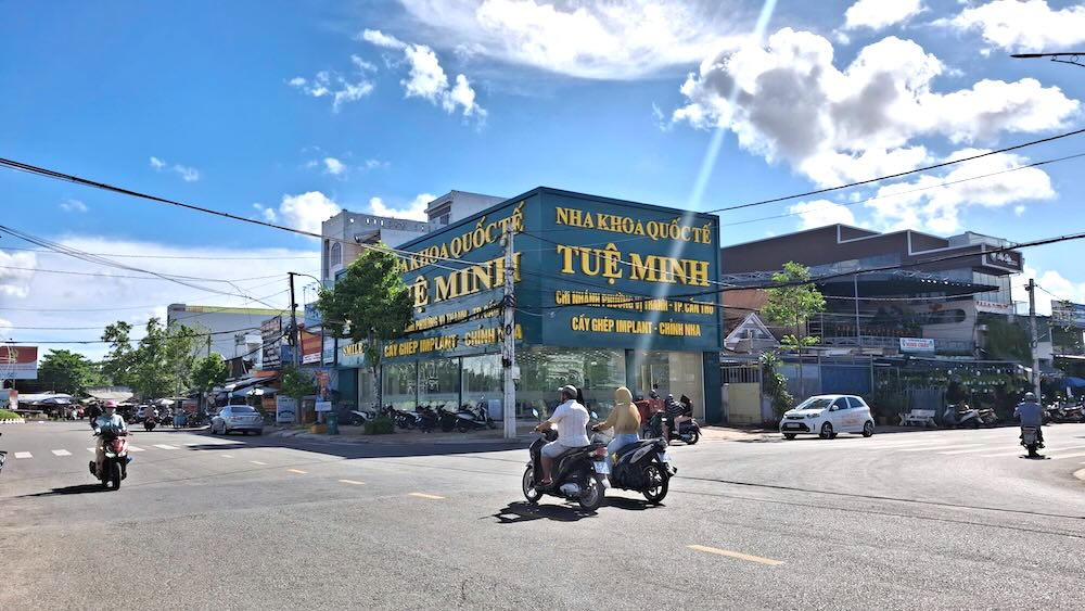 Image of Tue Minh International Dental Clinic (Vi Thanh ward, Can Tho city) openly operating despite being suspended. Photo taken on the afternoon of June 24, 2026 - PV Group