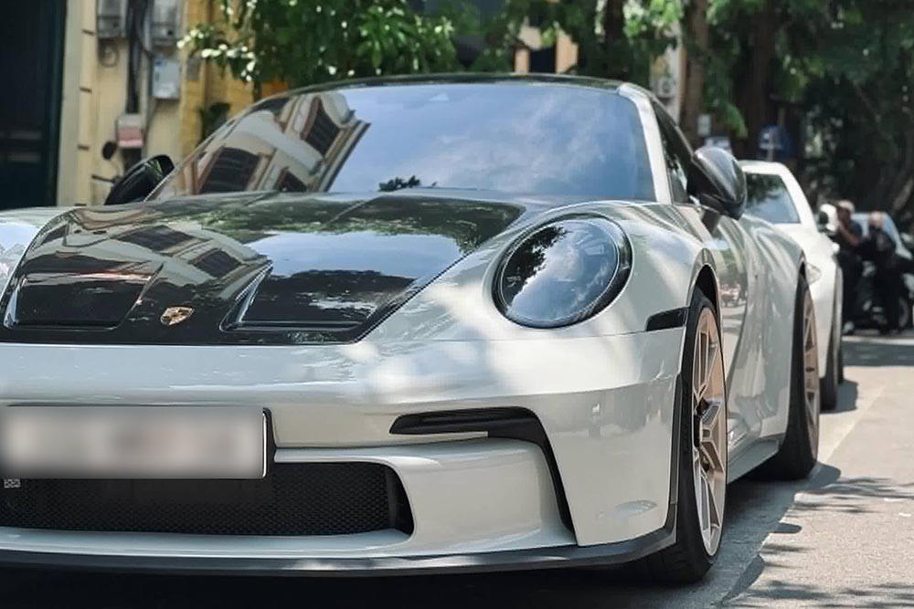 The Porsche 911 S 992.1 generation with upgraded exterior in GT3 style appeared on the streets of Hanoi. Photo: Huy Nguyen