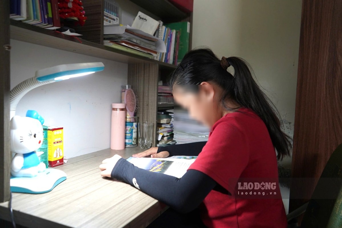 Pham Ha My (Thien Huong ward, Hai Phong) has a mother with a serious illness, and the family is extremely difficult. Photo: Mai Dung