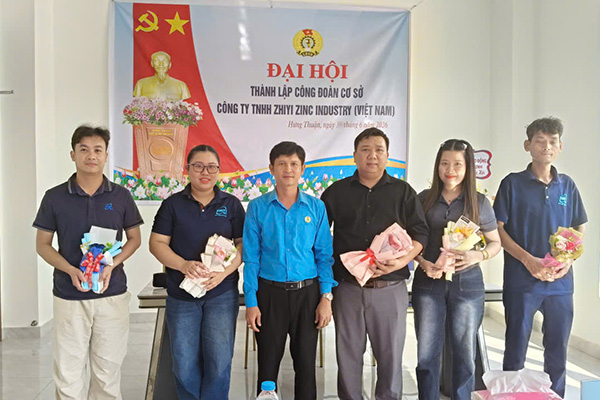 Mr. Nguyen Trong Danh - Member of the Standing Committee of the Tay Ninh Provincial Labor Federation, Deputy Head of the Provincial Industrial Zones Trade Union - congratulated the Congress. Photo: Phuong Dung