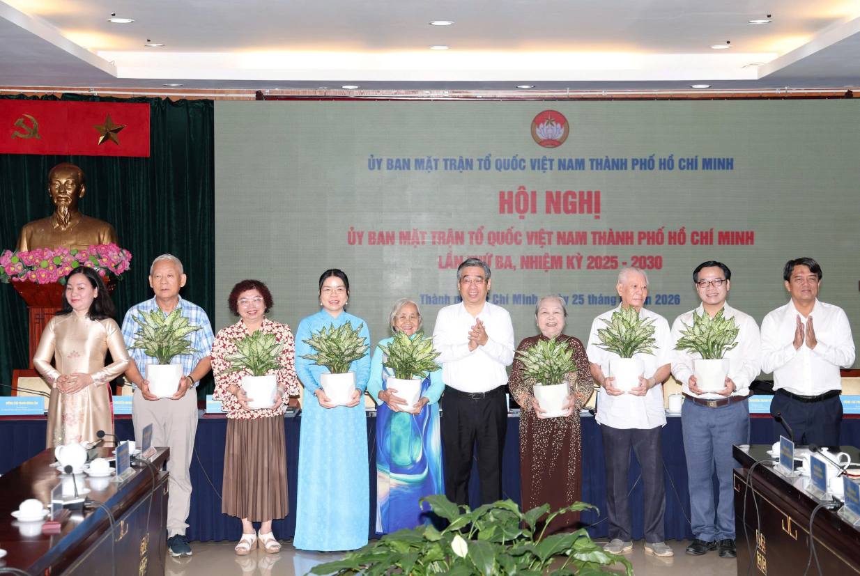Mr. Nguyen Phuoc Loc - Member of the Party Central Committee, Deputy Secretary of the Ho Chi Minh City Party Committee, Chairman of the Vietnam Fatherland Front Committee of Ho Chi Minh City and leaders of the Vietnam Fatherland Front Committee of Ho Chi Minh City present green trees to congratulate Ms. Nguyen Thi Ngoc Xuan and members of the Vietnam Fatherland Front Committee of Ho Chi Minh City term I. Photo: Thanh Chan