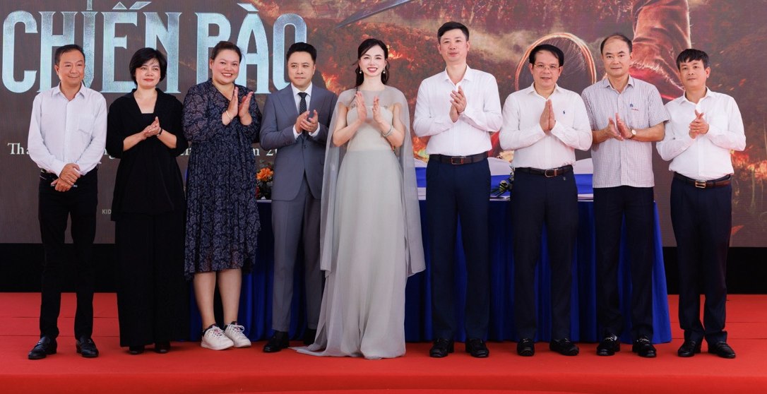 Ê-kíp phim Chiến bào cùng các lãnh đạo.