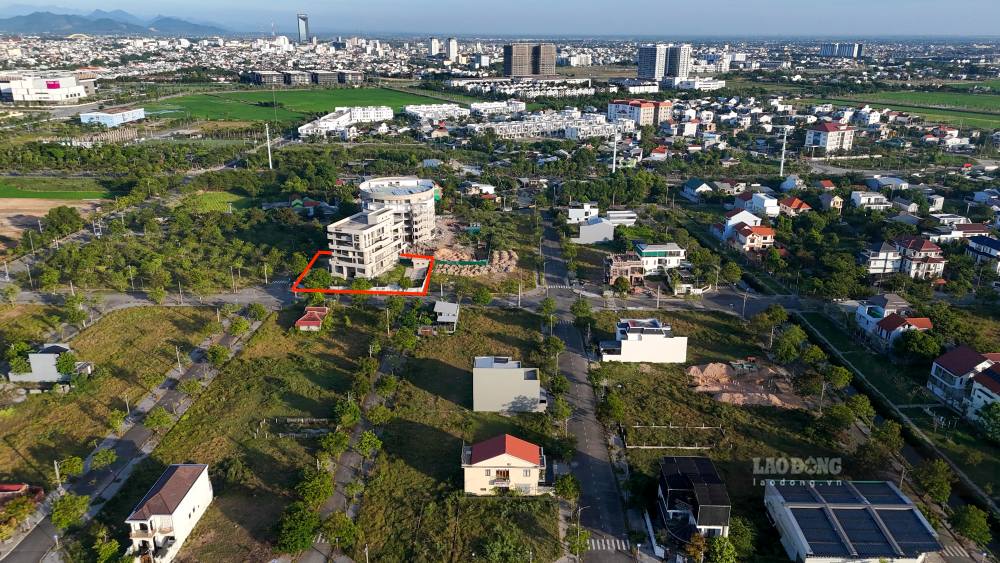 Ghi nhận của phóng viên Báo Lao Động ngày 25.6 cho thấy, trong lúc chủ đầu tư đang thực hiện các thủ tục lựa chọn nhà thầu mới, dự án xây dựng tòa nhà Trung tâm Công nghệ thông tin (CNTT) TP Huế vẫn trong tình trạng dang dở. Hạng mục chính là khối nhà làm việc đã cơ bản hình thành nhưng công trường gần như không có hoạt động thi công. 