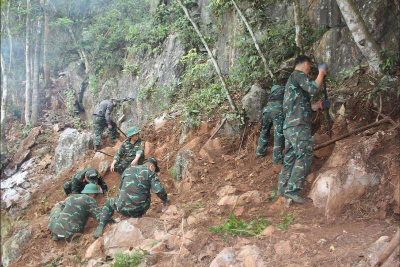 Officers and soldiers of the Team for Searching and Repatriating Martyrs' Remains of Military Region 2 survey the area suspected of having martyrs' remains. Photo: Vu Mung