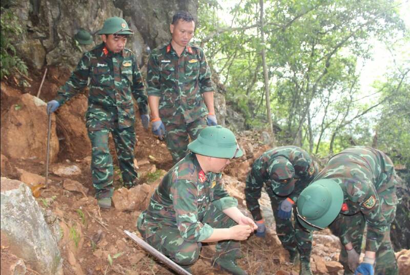 Các cán bộ, chiến sĩ nỗ lực trong hành trình 500 ngày đêm tìm kiếm, quy tập hài cốt liệt sĩ. Ảnh: Vũ Mừng