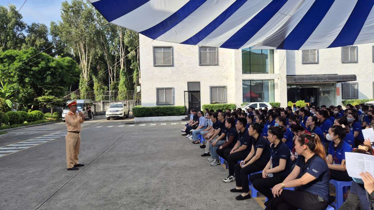 Hơn 300 công nhân Công ty Dahchen được phổ biến kiến thức pháp luật giao thông. Ảnh: Thái Bảo