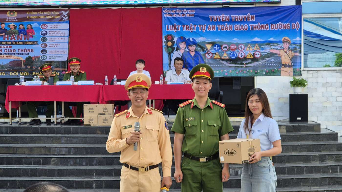 Trung tá Cao Thanh Vũ - cán bộ Đội Tuyên truyền, điều tra giải quyết tai nạn và xử lý vi phạm giao thông, Phòng Cảnh sát giao thông Công an tỉnh Tây Ninh trao quà cho công nhân. Ảnh: Thái Bảo.