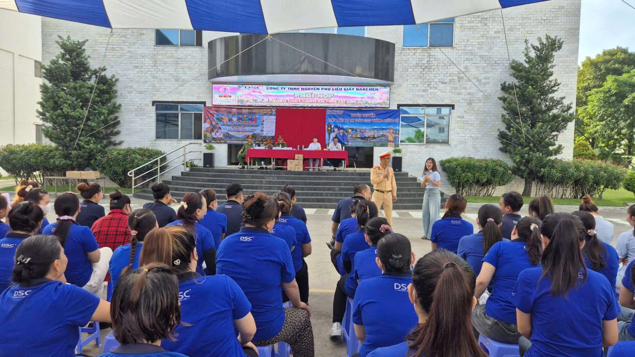 Traffic law propaganda for more than 300 workers in Tay Ninh province. Photo: Thai Bao