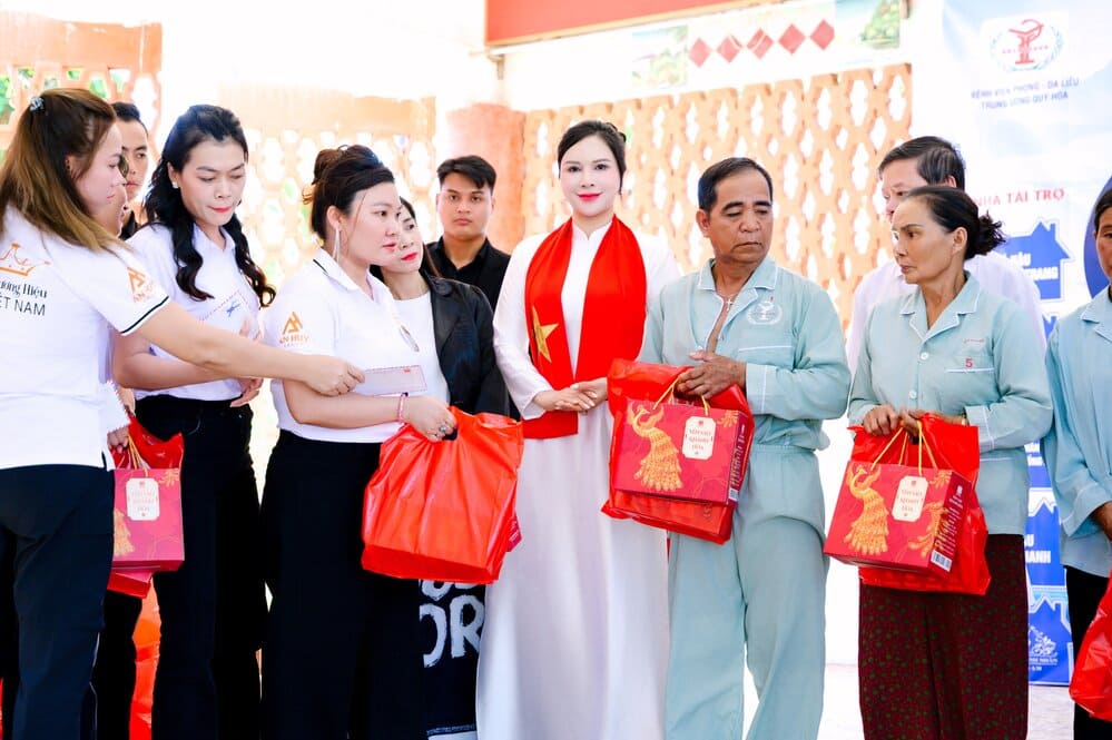 Những phần quà thiết thực góp phần sẻ chia khó khăn, tiếp thêm động lực cho các bệnh nhân đang điều trị tại bệnh viện. Ảnh: Ban tổ chức
