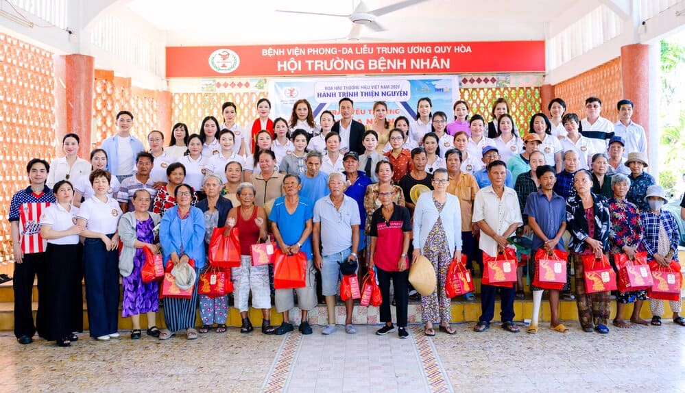 Miss Brand Vietnam 2026" contestants present meaningful gifts to patients. Photo: Organizing Committee