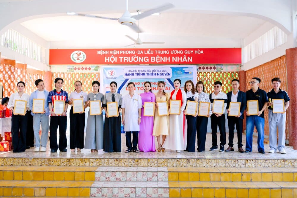 đại diện Bệnh viện Phong – Da liễu Trung ương Quy Hòa đã trao Thư cảm ơn đến Ban tổ chức cùng các đơn vị đồng hành vì những đóng góp thiết thực cho hoạt động thiện nguyện đầy ý nghĩa này. Ảnh: Ban tổ chức