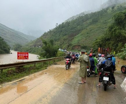 National Highway 279 passing through Duong Quy commune, Lao Cai province often experiences landslides after heavy rain. Photo: NDCC