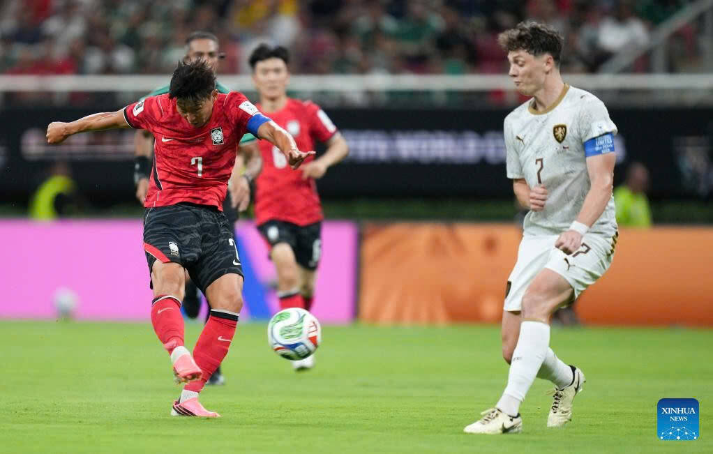 Son Heung-min không đá chính ở trận thua Nam Phi.  Ảnh: Xinhua