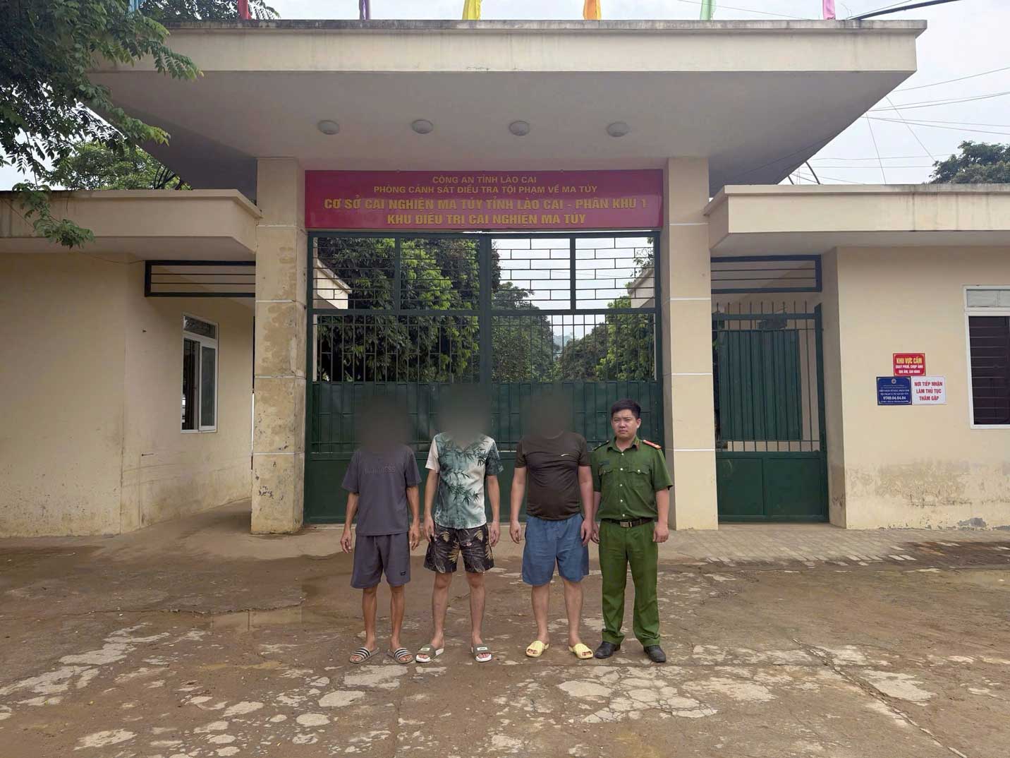 Công an phường Yên Bái đưa các đối tượng đi cai nghiện bắt buộc. Ảnh: CA Lào Cai