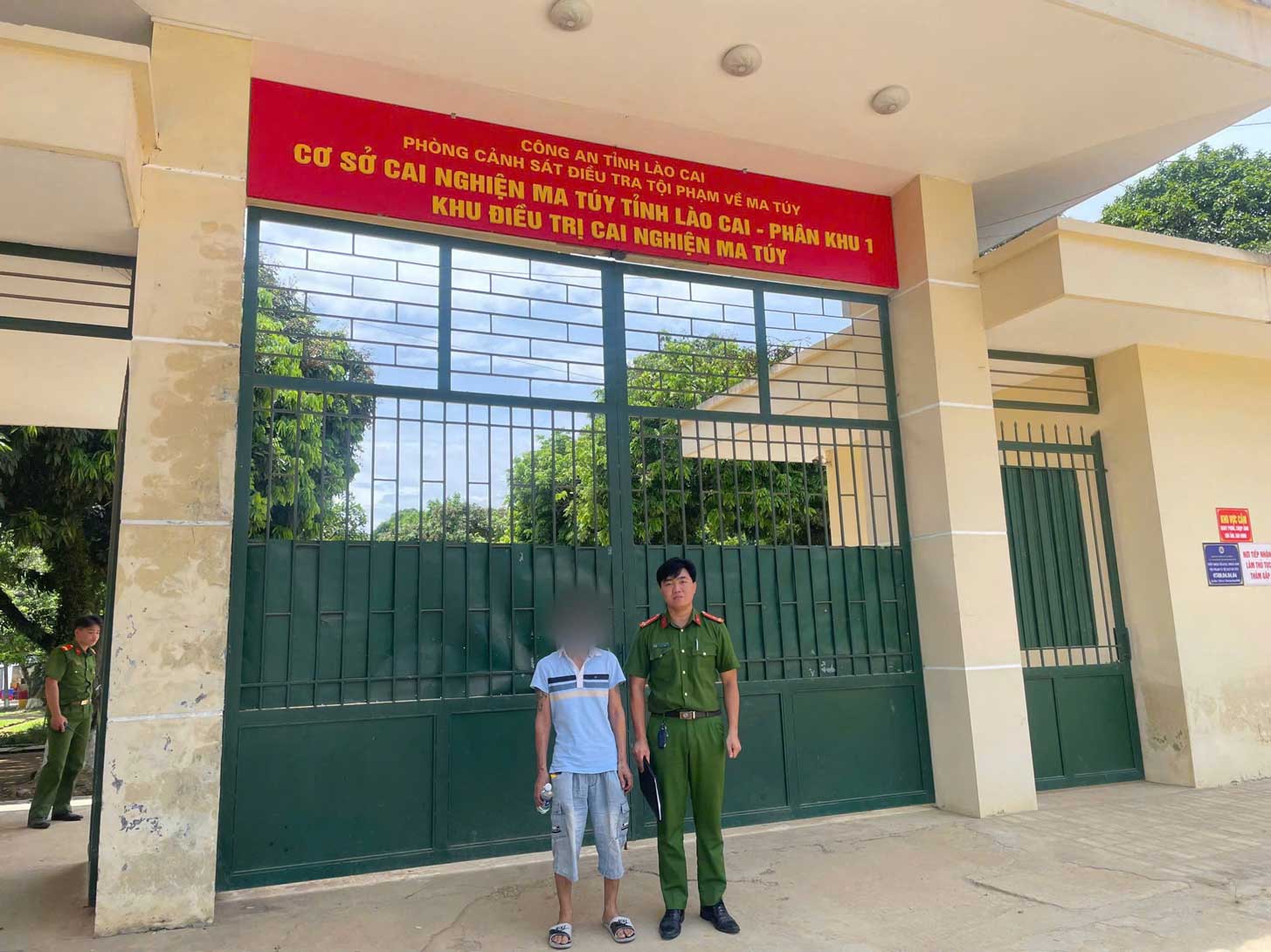 One of the 5 cases taken by Yen Bai Ward Police for compulsory detoxification according to the provisions of law. Photo: Lao Cai Police