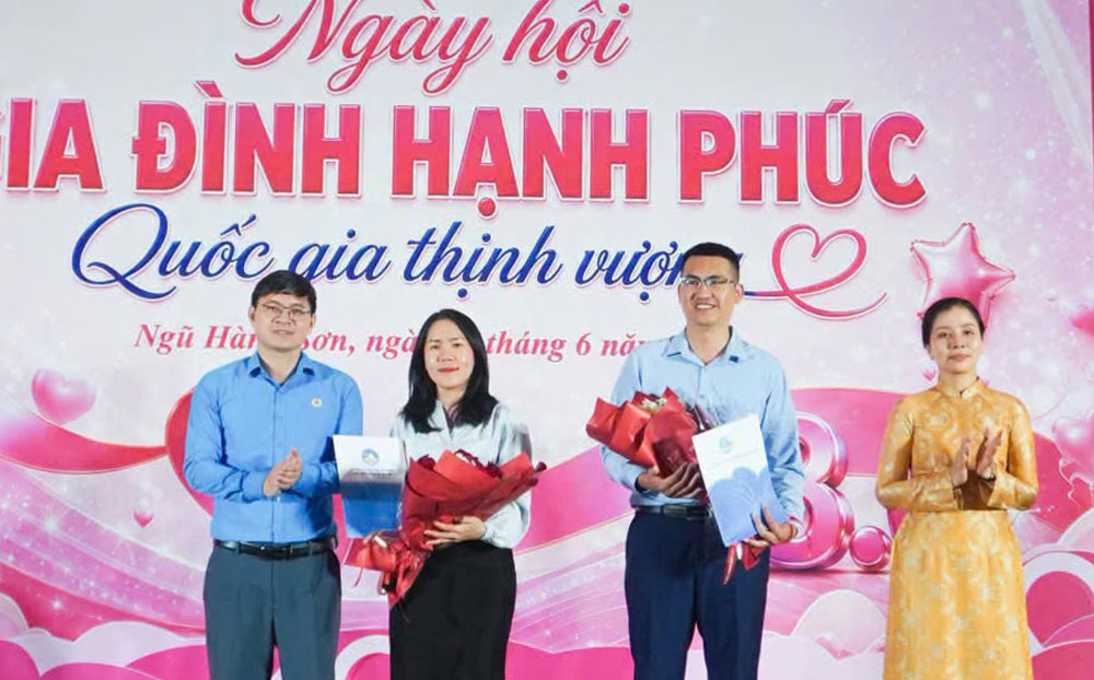 Ngu Hanh Son Ward Trade Union, Da Nang honors 21 typical families. Photo: Da Nang Trade Union