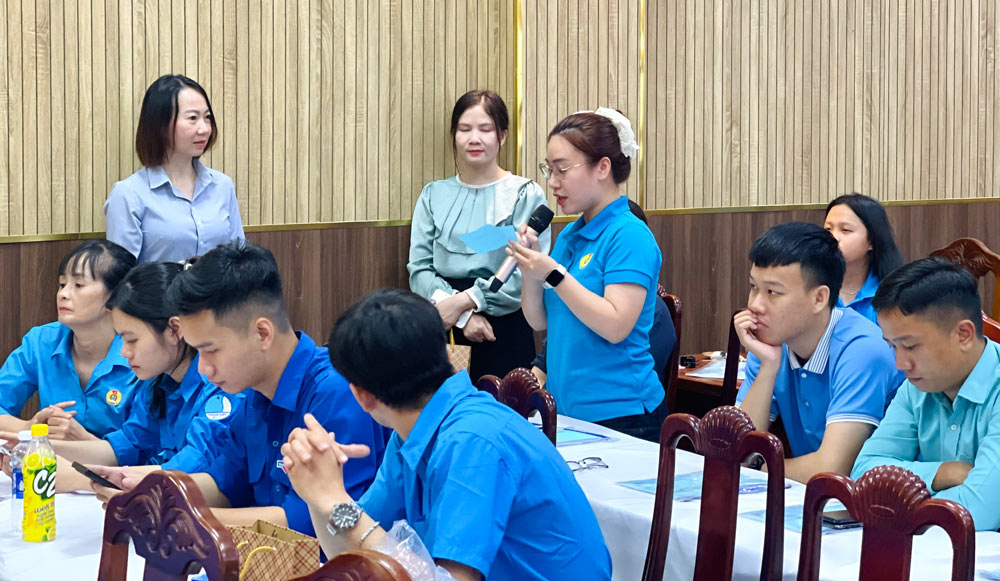 Cam Le Ward Trade Union coordinates with relevant units to organize propaganda and dissemination of regimes and policies on employment, unemployment benefits, job counseling and training support for union members and workers. Photo: Da Nang Trade Union