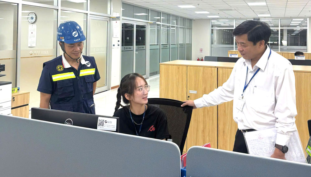 Da Nang City Trade Union surveys and assesses the demand for social housing for workers in the North Chu Lai area. Photo: Da Nang Trade Union
