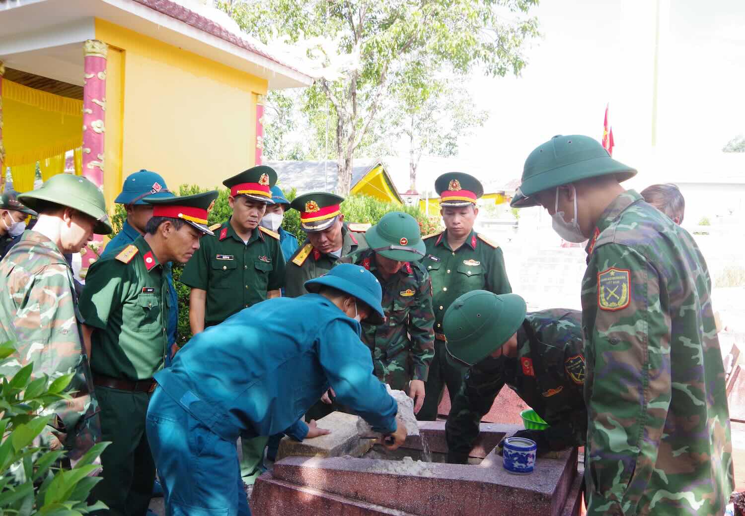 Specialized forces excavate and take biological samples of martyrs' remains. Photo: Quang Dao.