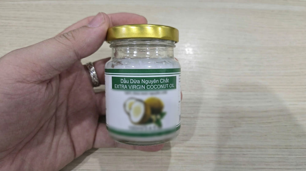 Coconut oil is one of the ingredients that helps care for hair to always be shiny and bouncy. Photo: Tuan Dat