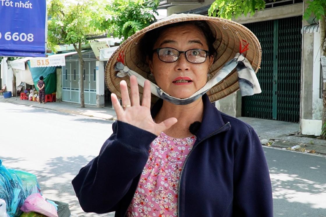 Bà Thùy cho rằng, khoảng 5 ngày rồi chưa có ai thu gom rác. Ảnh: Tạ Quang