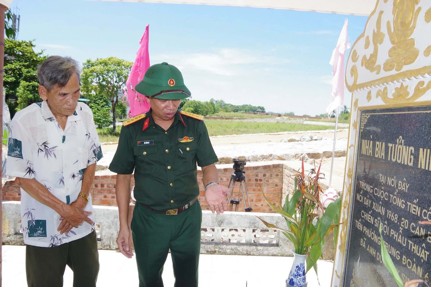 Colonel Ha Van Ai - Deputy Political Commissar of Hue City Military Command and witnesses survey the suspected location of the martyr's grave. Photo: Quang Dao.