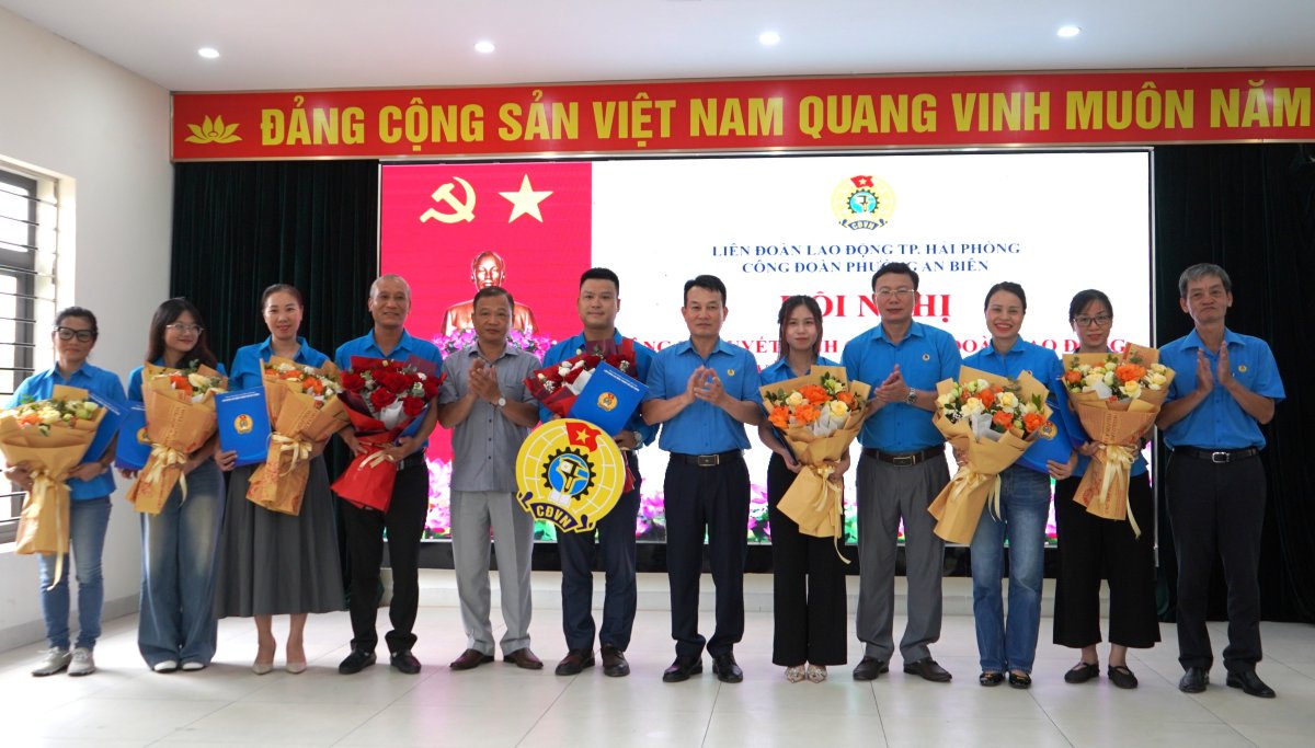 Representatives of the leadership of Hai Phong City Labor Federation present decisions to establish grassroots trade unions. Photo: Mai Dung