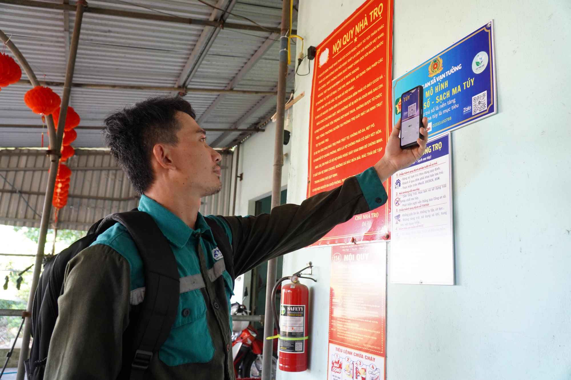 Anh Nguyễn Văn Đây thực hiện khai báo lưu trú điện tử thông qua mã QR của mô hình “Cư trú số - Sạch ma túy”. Ảnh: Đông Giang