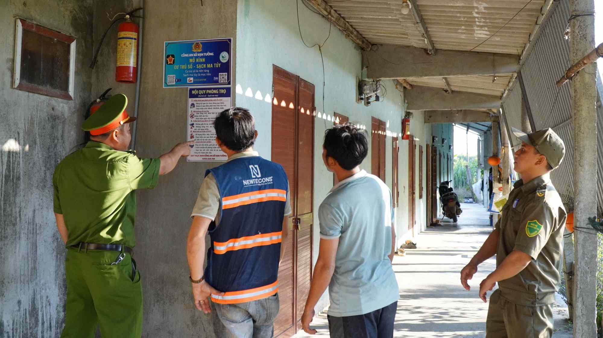 Mô hình “Cư trú số - Sạch ma túy” được triển khai tại các cơ sở lưu trú trên địa bàn thôn Phước Hòa, xã Vạn Tường. Ảnh: Đông Giang