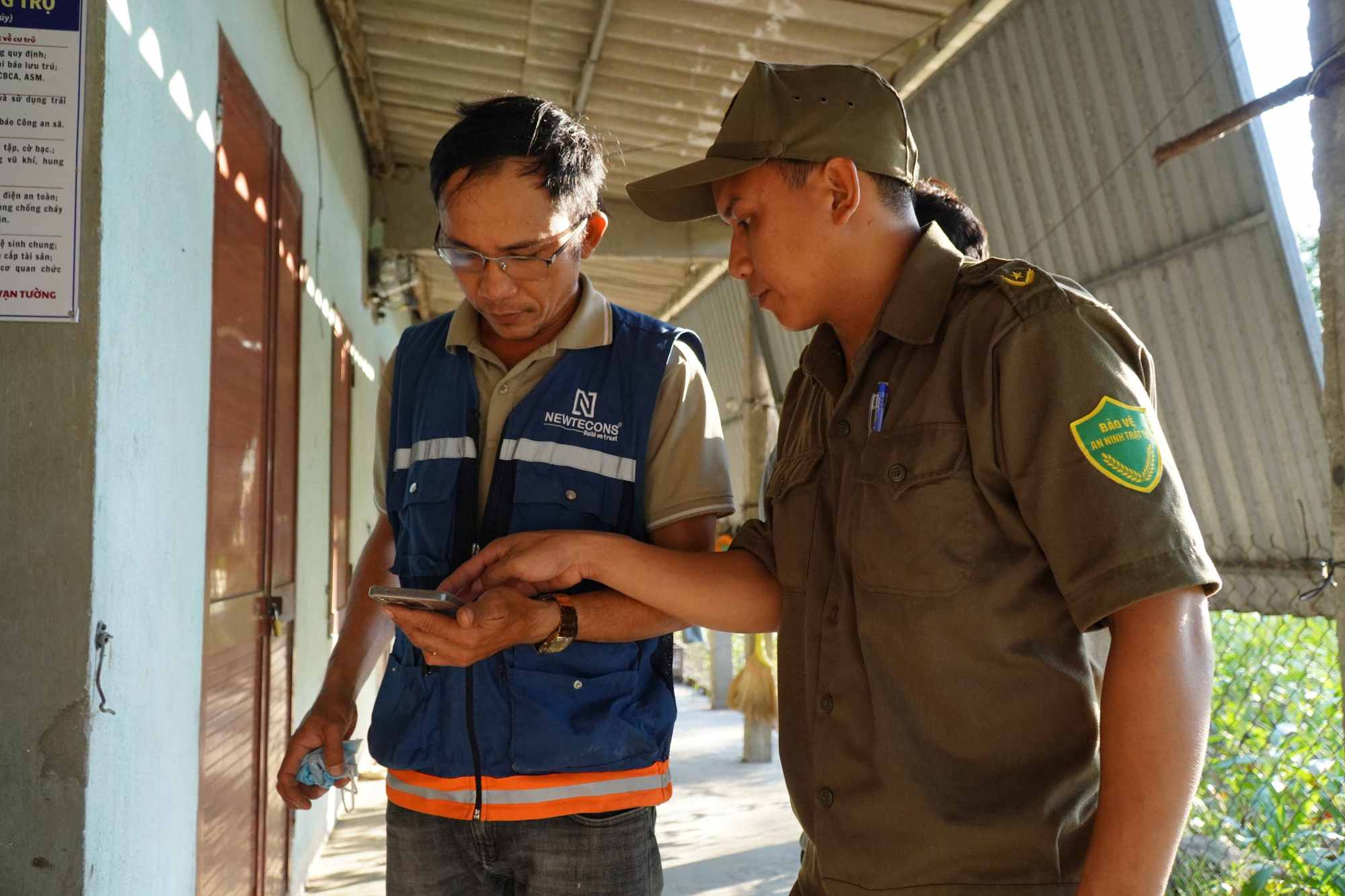 Workers renting rooms at Dung Quat Economic Zone in Phuoc Hoa village, Van Tuong commune are propagated and guided to implement the regulations of the "Digital Residence - Drug-Free" model. Photo: Dong Giang