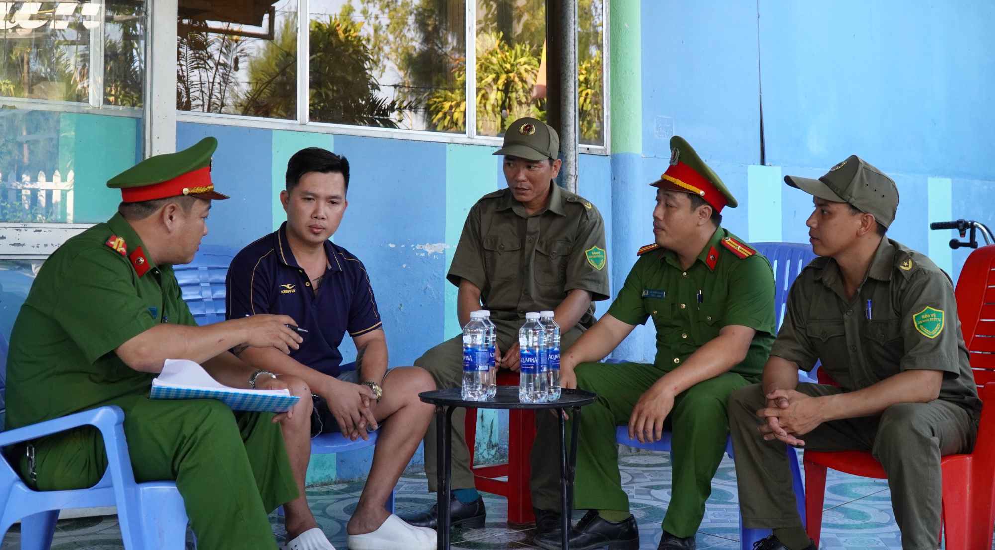 Công an xã Vạn Tường tăng cường phối hợp với các cơ sở kinh doanh dịch vụ trong công tác phòng, chống ma túy trên địa bàn. Ảnh: Đông Giang