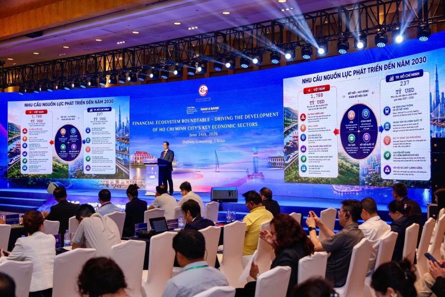 Ông Hà Huy Cường - Phó Tổng giám đốc Nam A Bank trình bày tham luận “Định chế tài chính và động lực chuyển đổi kinh tế” tại “Tọa đàm Hệ sinh thái tài chính - động lực phát triển các ngành kinh tế trọng điểm cho TP.HCM” - một trong những hoạt động chính của chuỗi sự kiện “Những ngày Hợp tác - Collaboration Days”. Ảnh: Nam A Bank