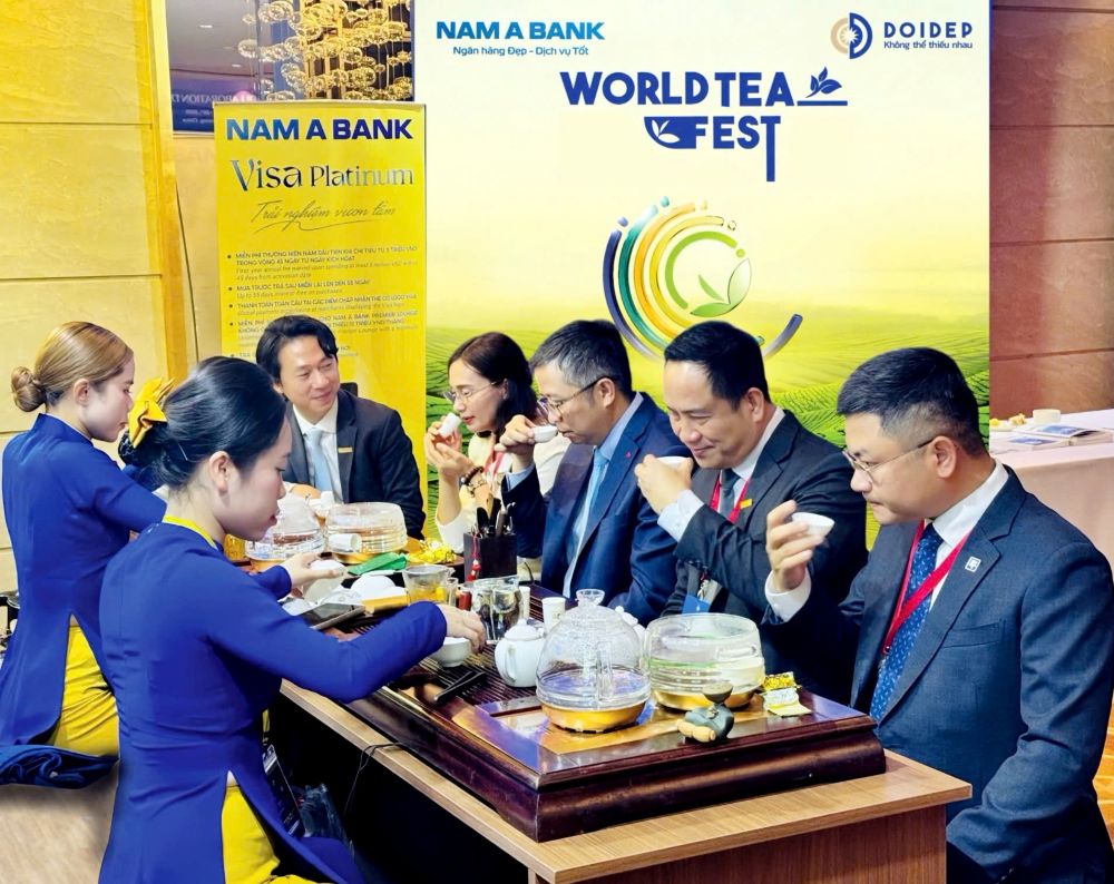 Các đại biểu tham dự chuỗi sự kiện “Những ngày Hợp tác – Collaboration Days” trải nghiệm văn hóa Việt Nam qua không gian Trà của thương hiệu Đôi Dép thực hiện. Ảnh: Nam A Bank